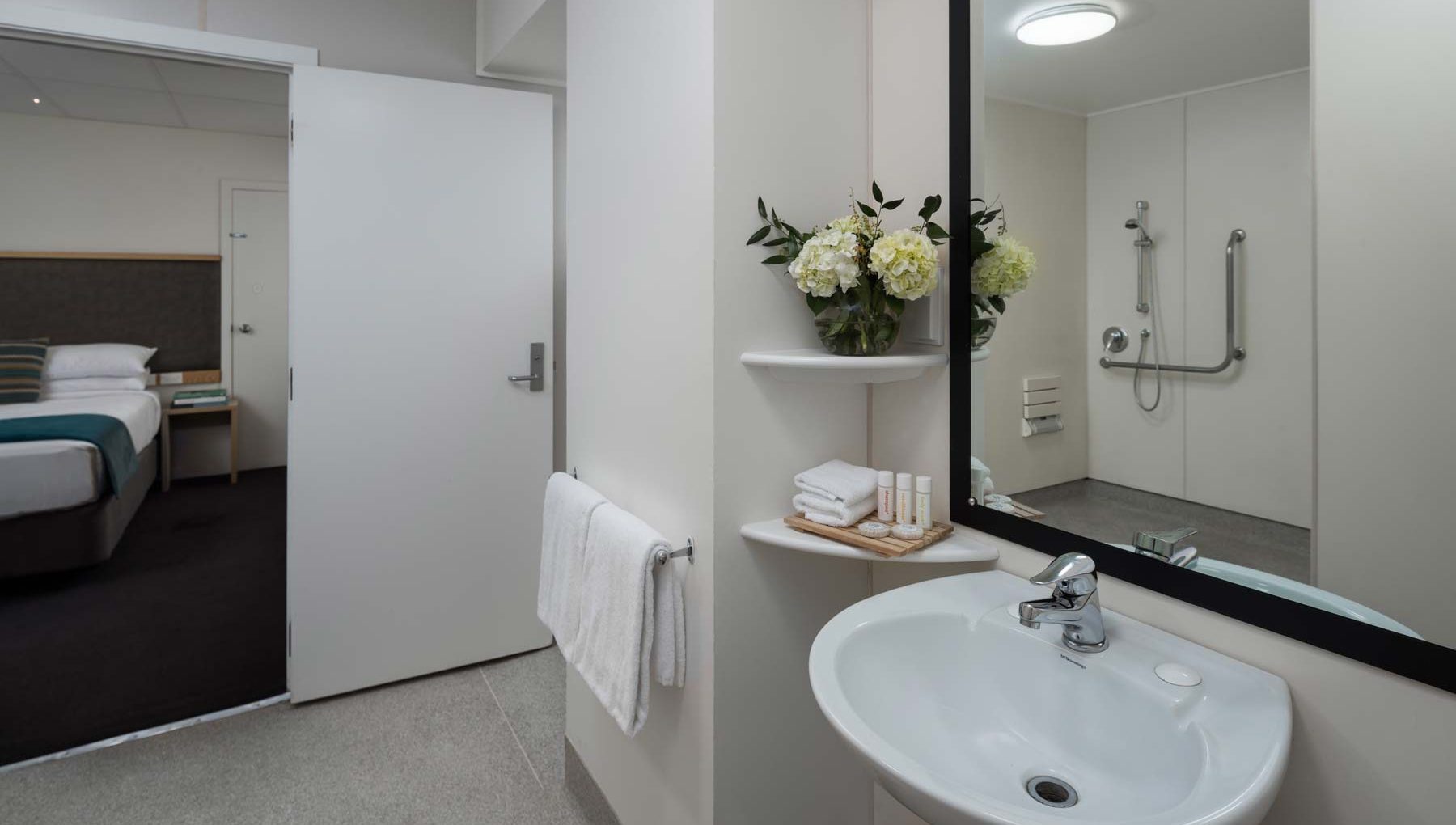 Standard Accessible Room - Bathroom - Atura Wellington