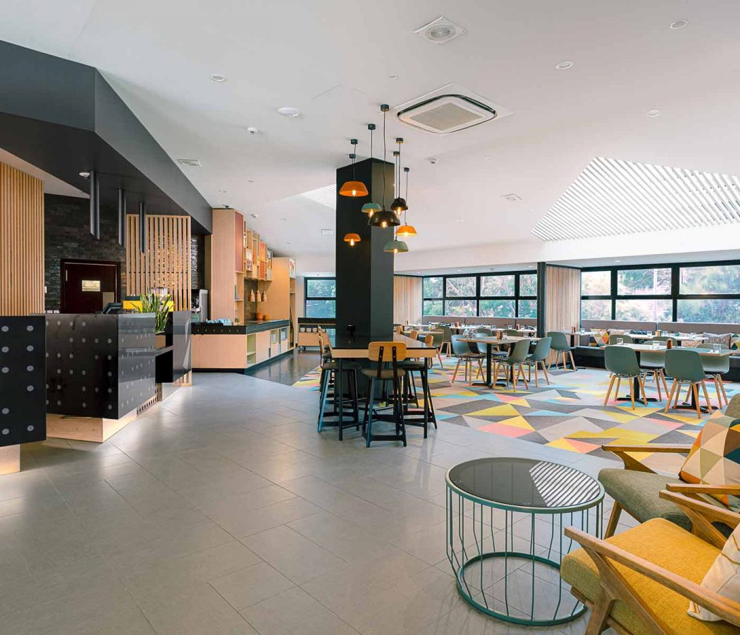 Atura Wellington - Hotel Reception and Restaurant
